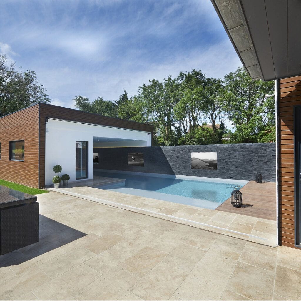 Piscine extérieure et intérieure