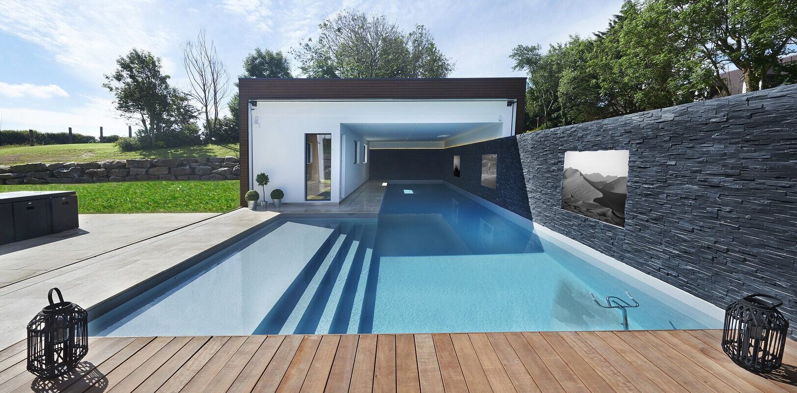 Piscine extérieure et intérieure