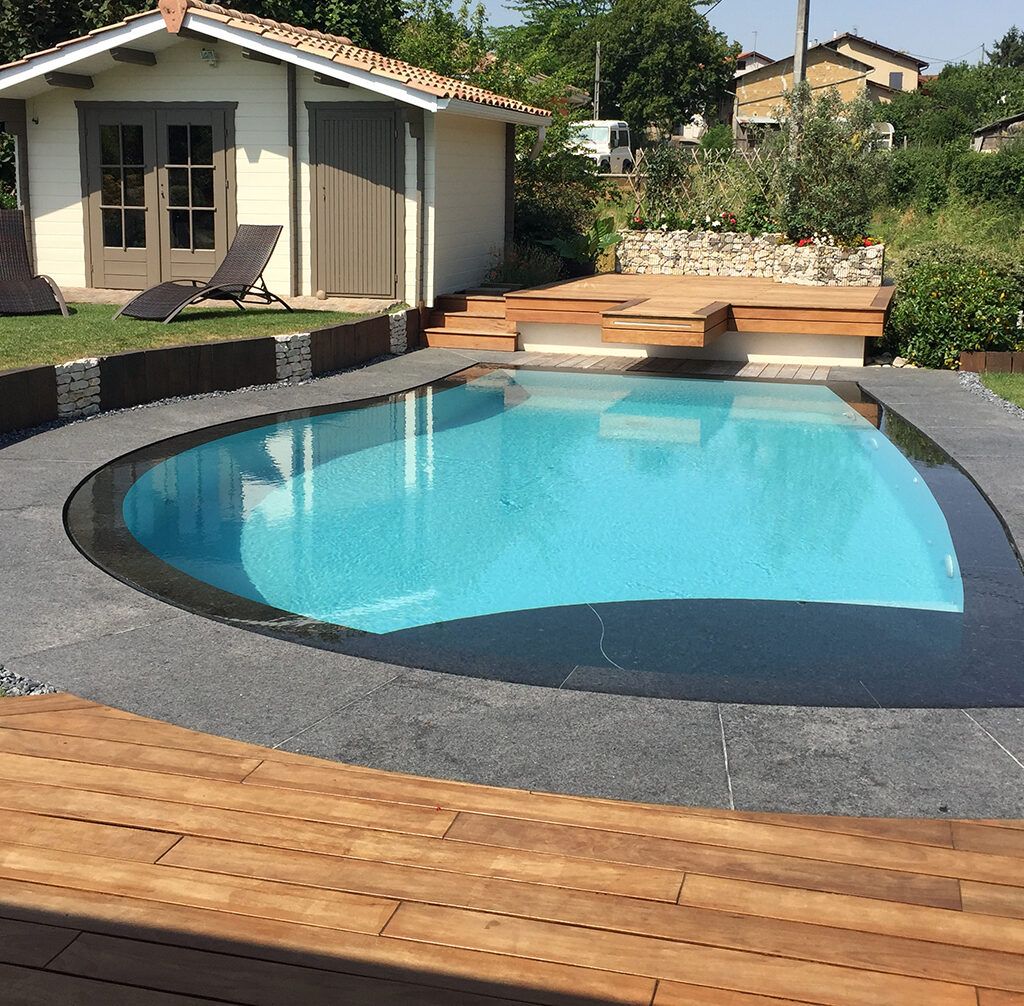 Piscine miroir en forme libre