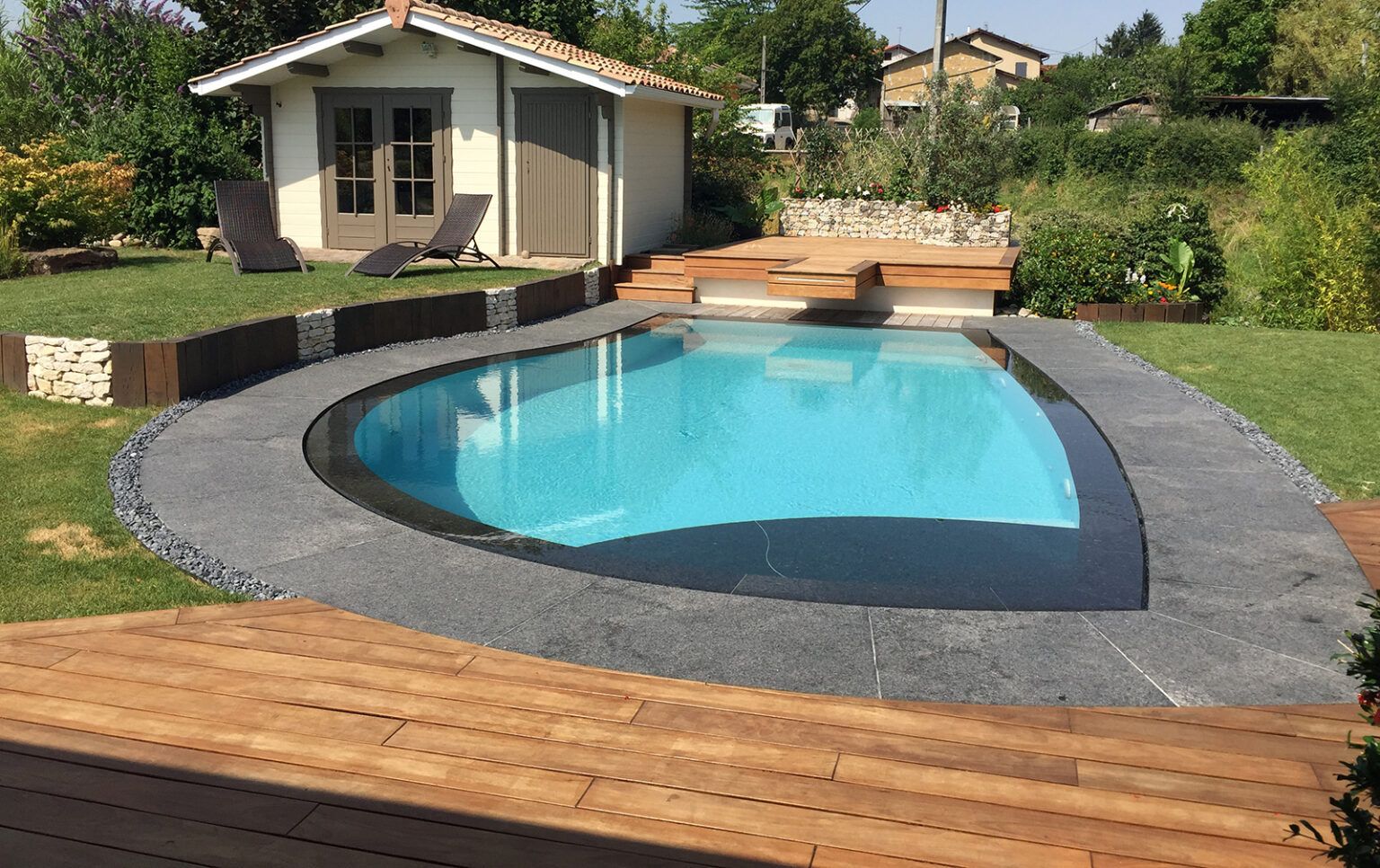 Piscine miroir en forme libre