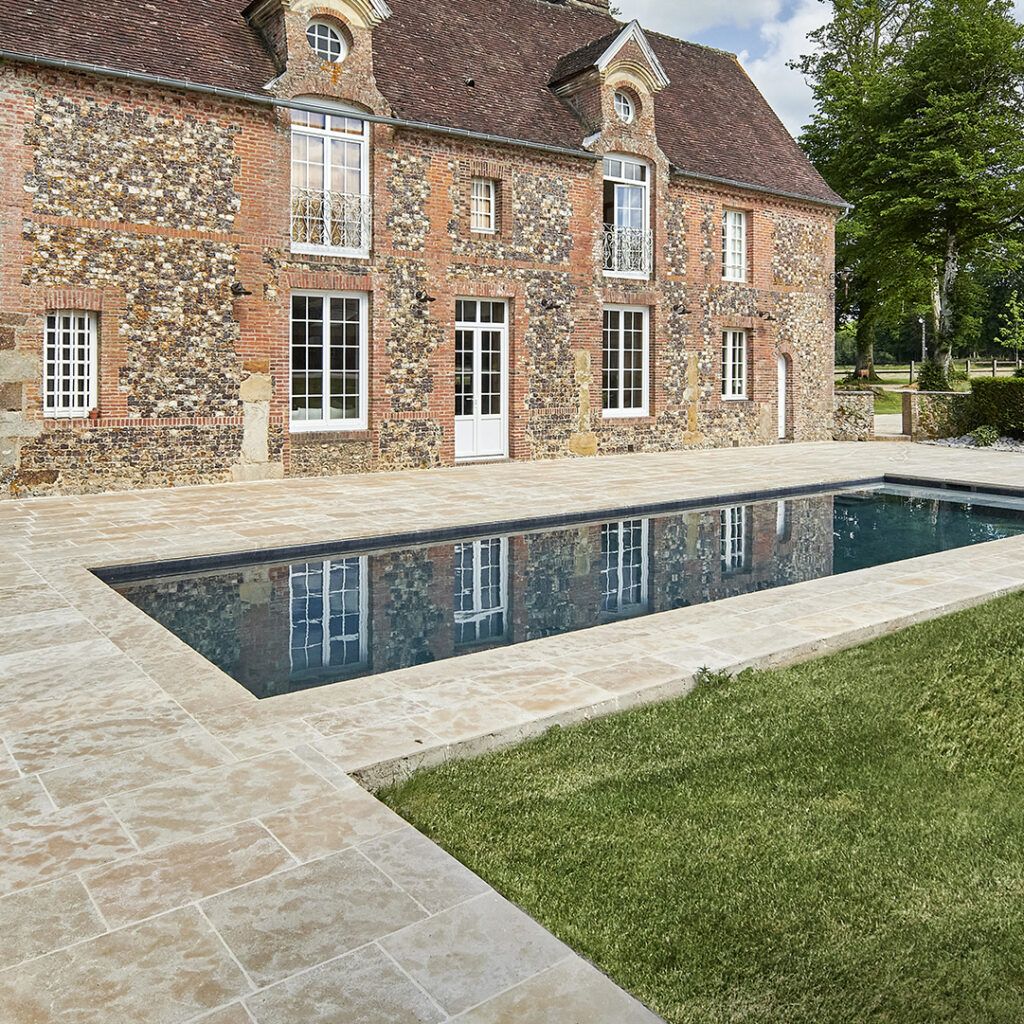 Couloir de nage avec pierres naturelles