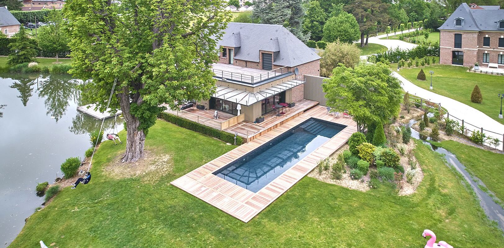 Aménagement d'un couloir de nage avec plages en bois