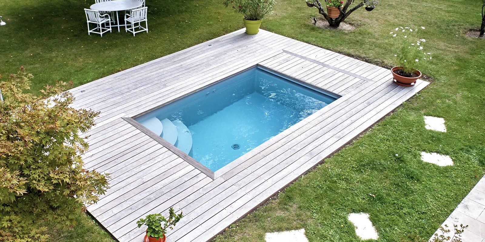 Mini-piscine paysagère agencé en espace détente