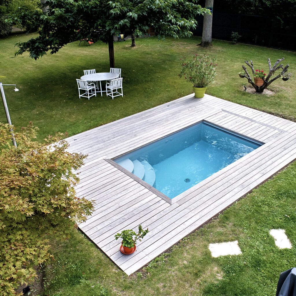 Mini-piscine avec plage en bois