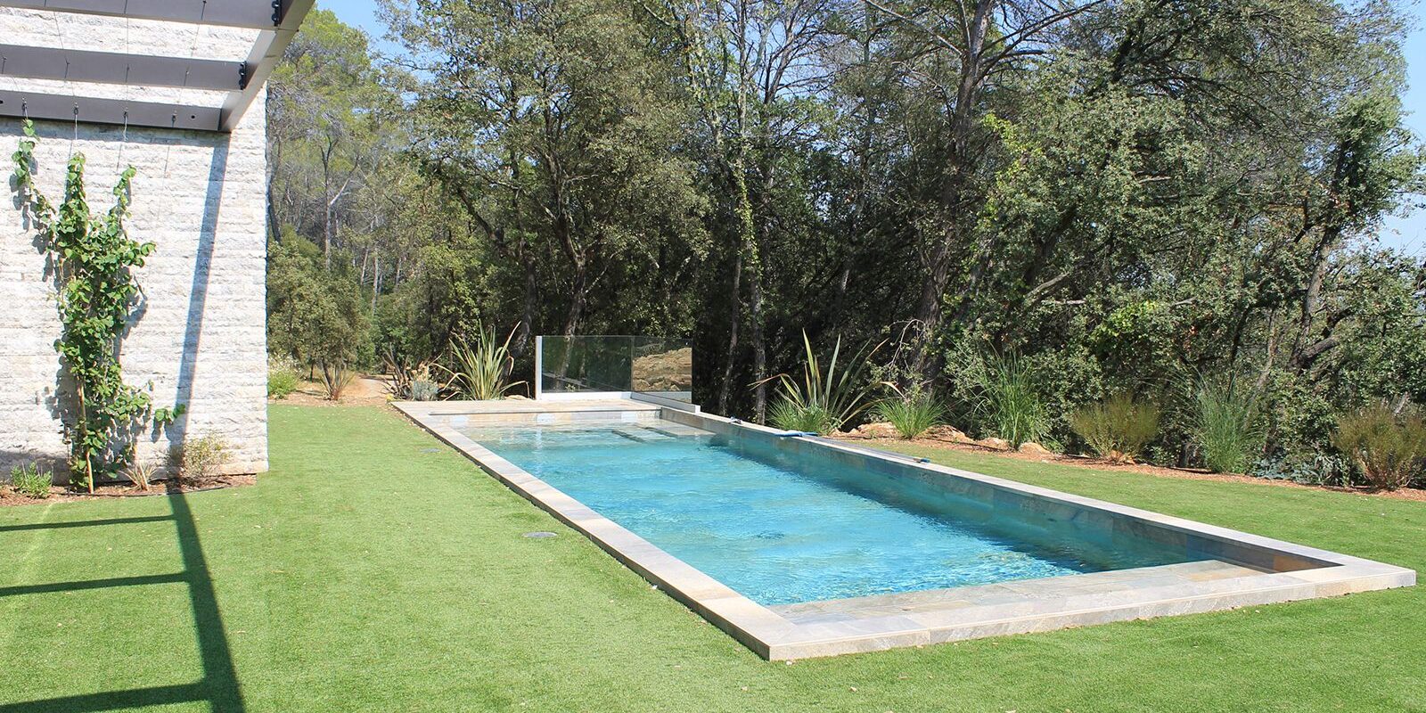 Piscine extérieure dans jardin