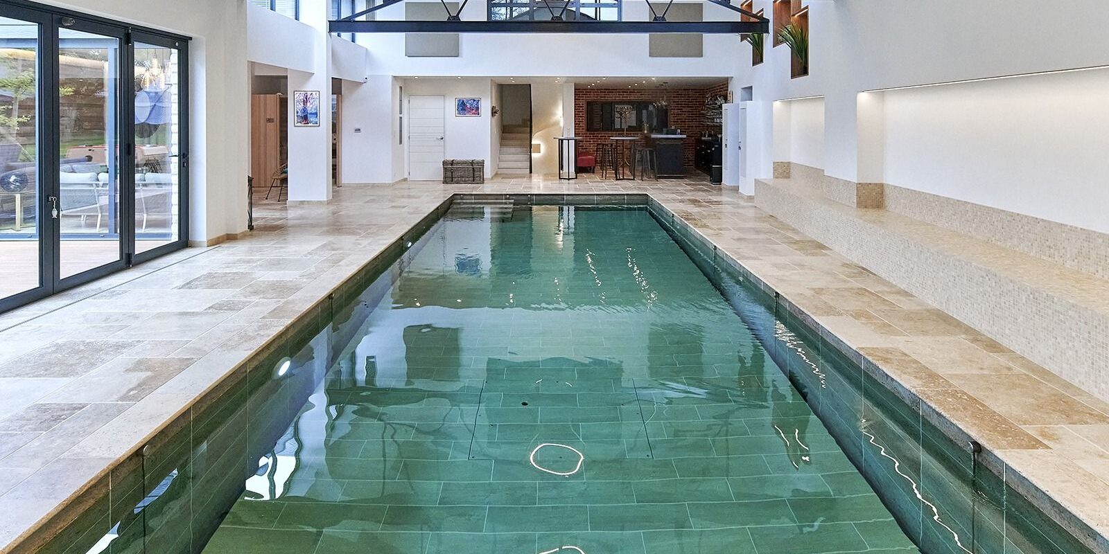 Couloir de nage intérieur carrelé