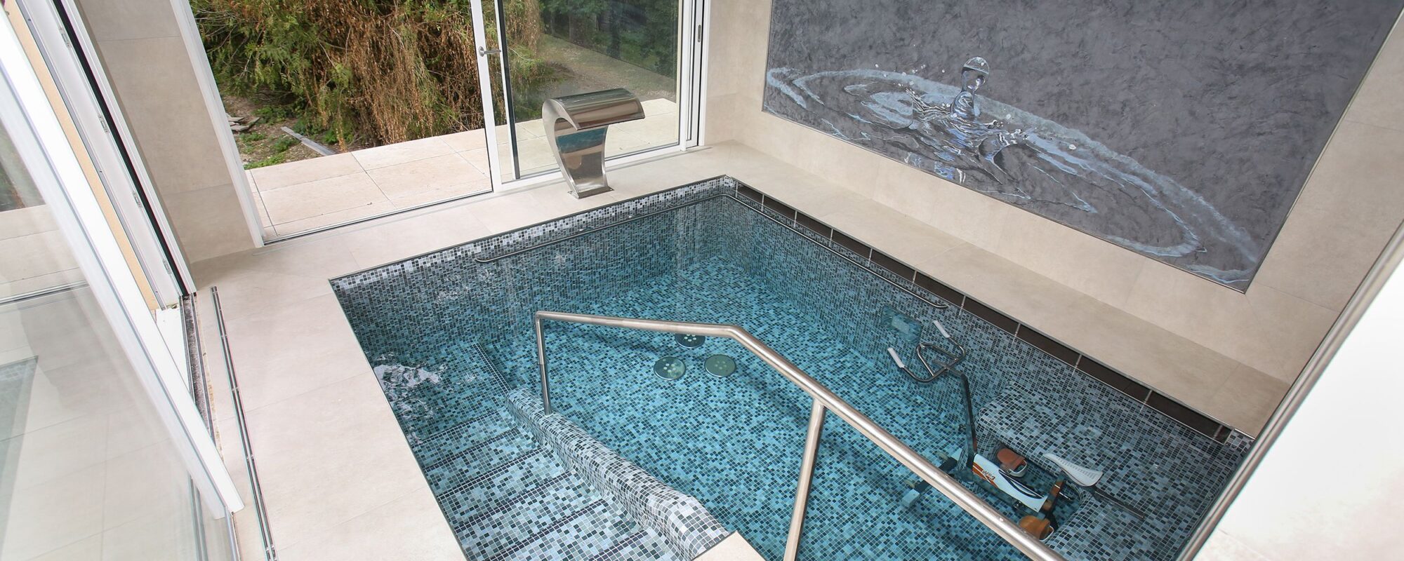 Aquabike dans une mini-piscine intérieure