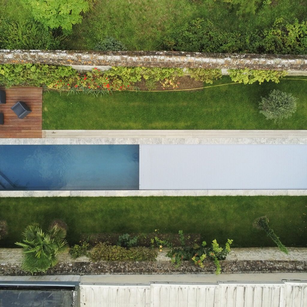 Couloir de nage impressionnant avec volet roulant