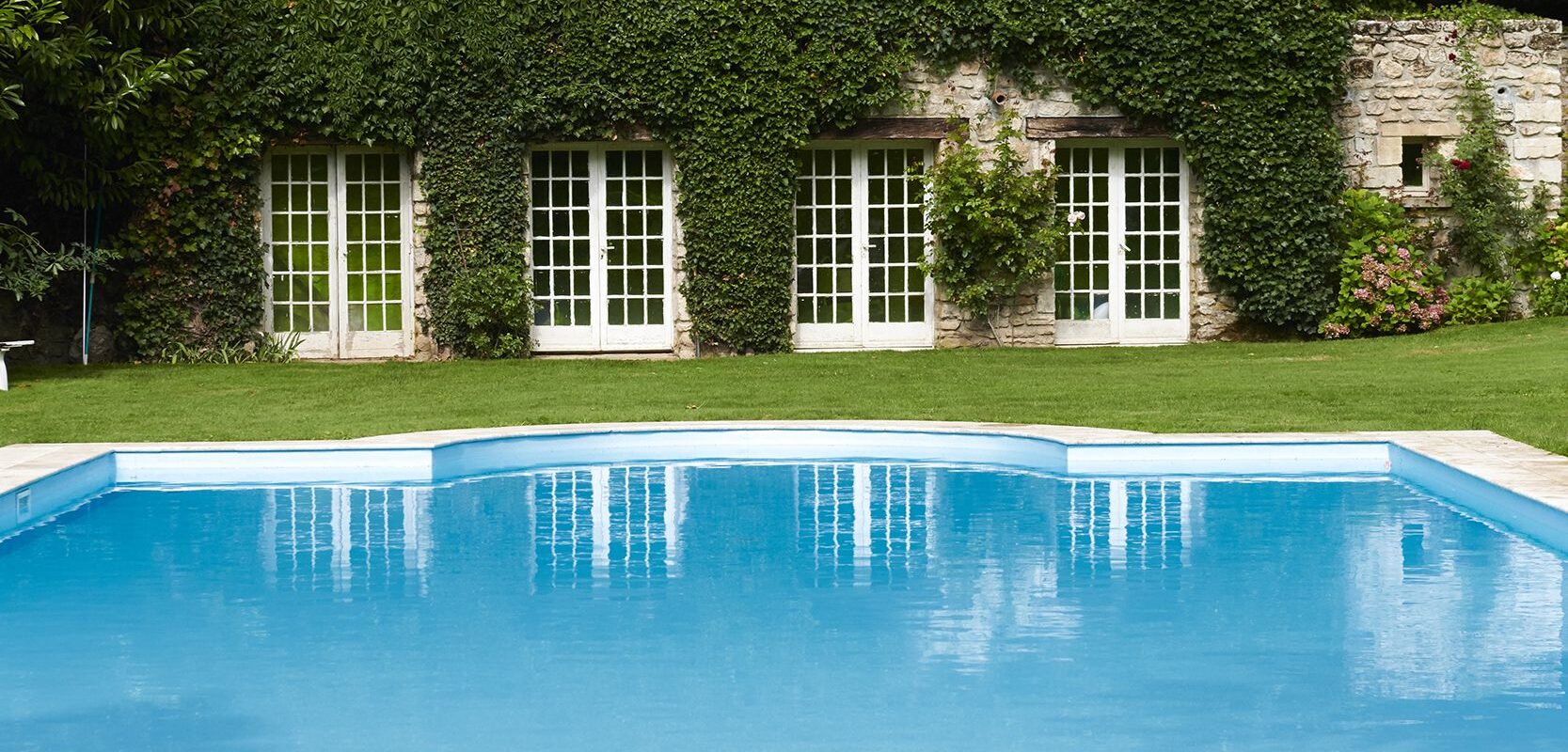 Grande piscine avec escalier roman