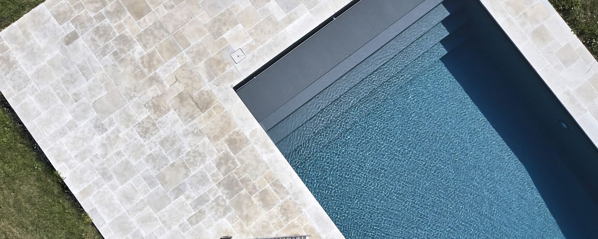 Escalier pleine largeur pour piscine avec liner