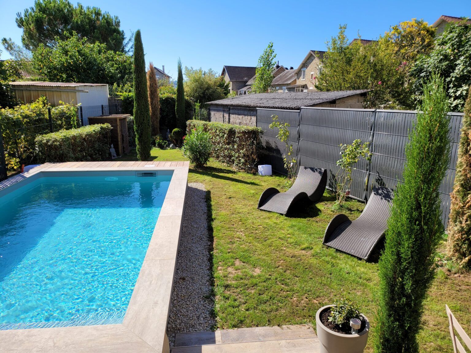Piscine semi-enterrée avec liner gris