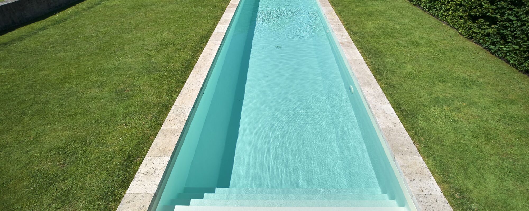 Couloir de nage avec margelles en pierre