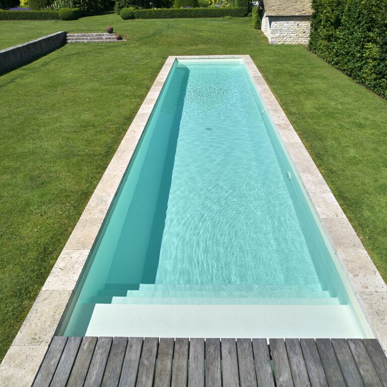 Couloir de nage avec margelles en pierre