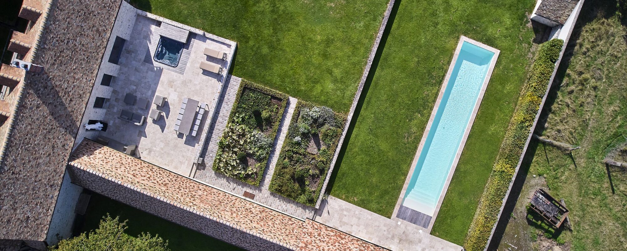 Couloir de nage avec margelles en pierre