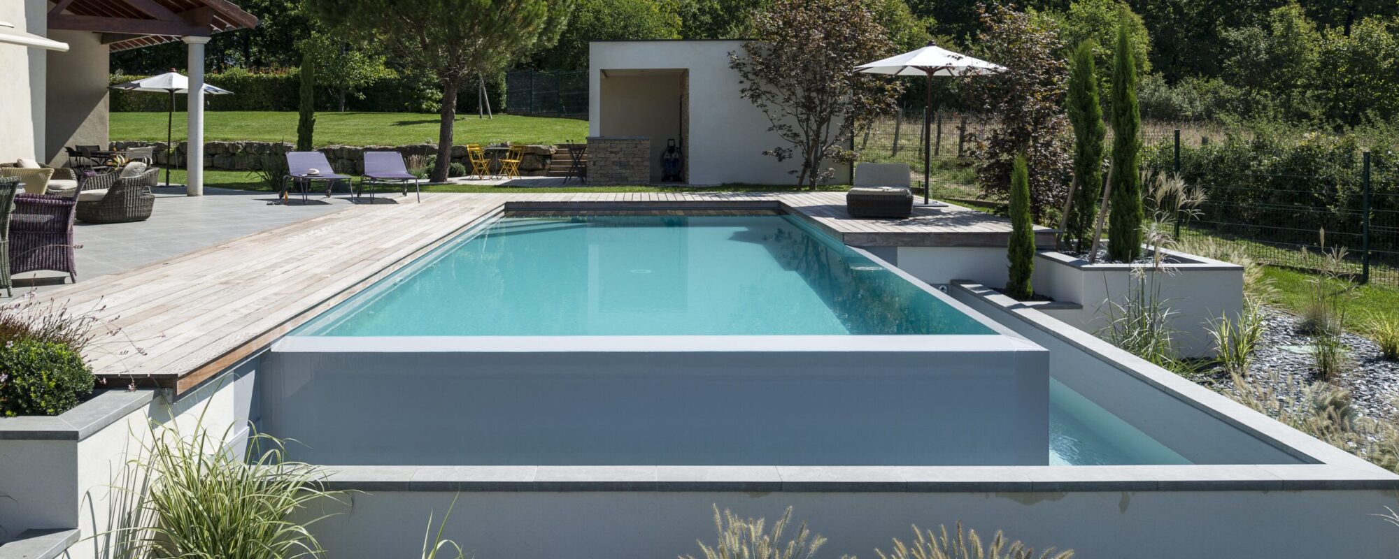 Piscine à débordement