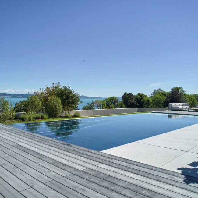 Piscine à débordement hors sol