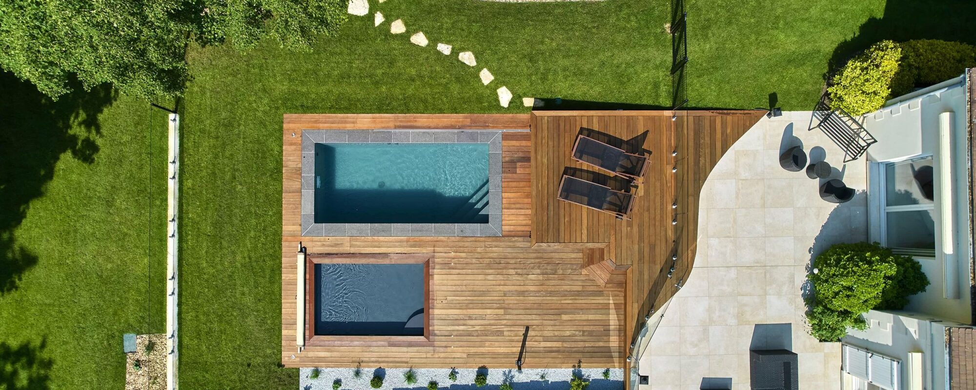 Deux piscines de deux tailles vues de dessus