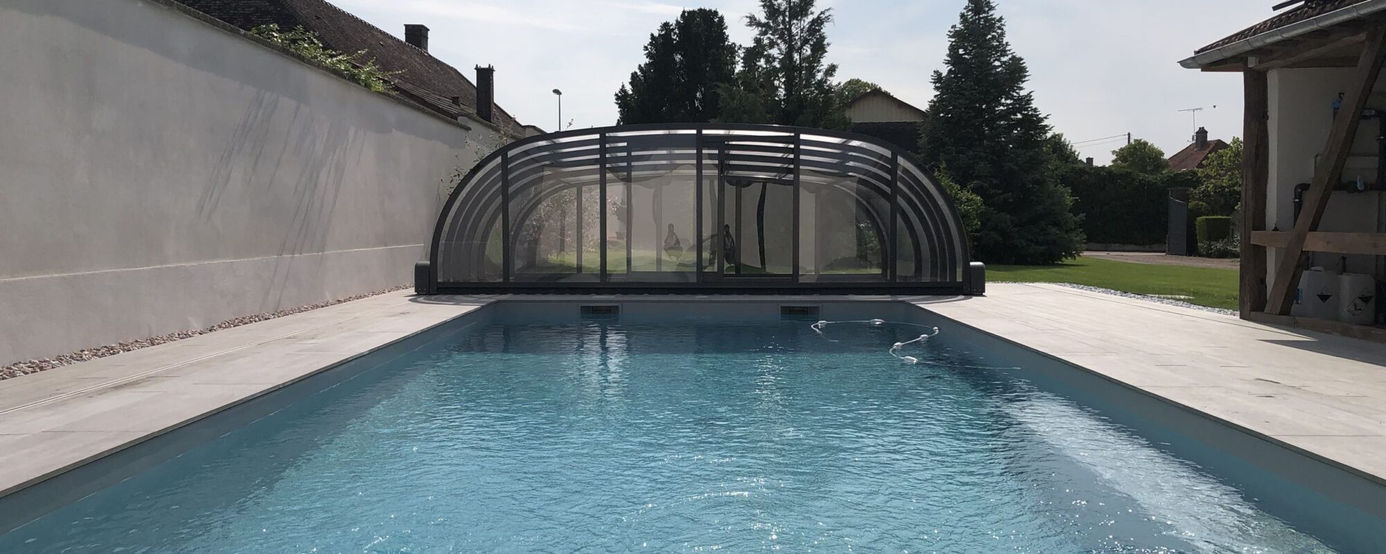Piscine extérieure avec domotique et abri