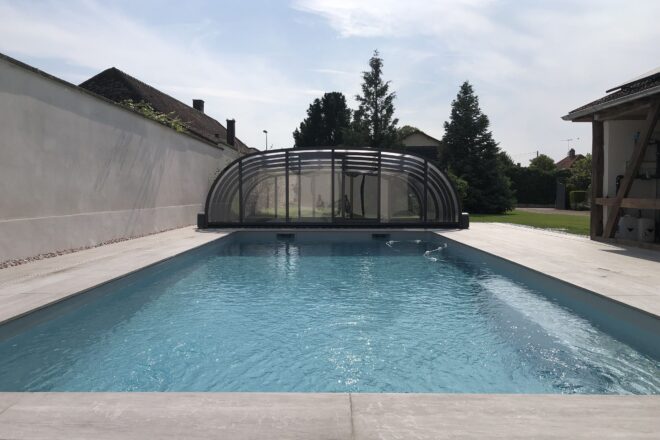 Piscine extérieure avec domotique et abri