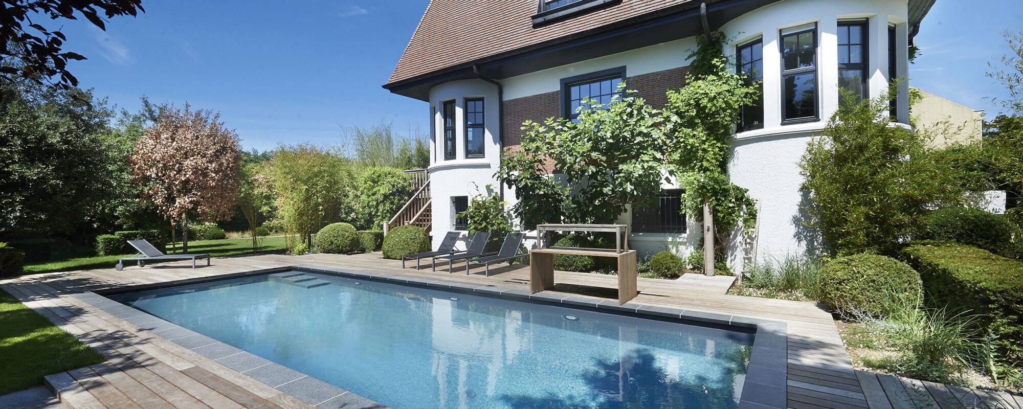 Piscine dans le jardin d'une demeure de charme