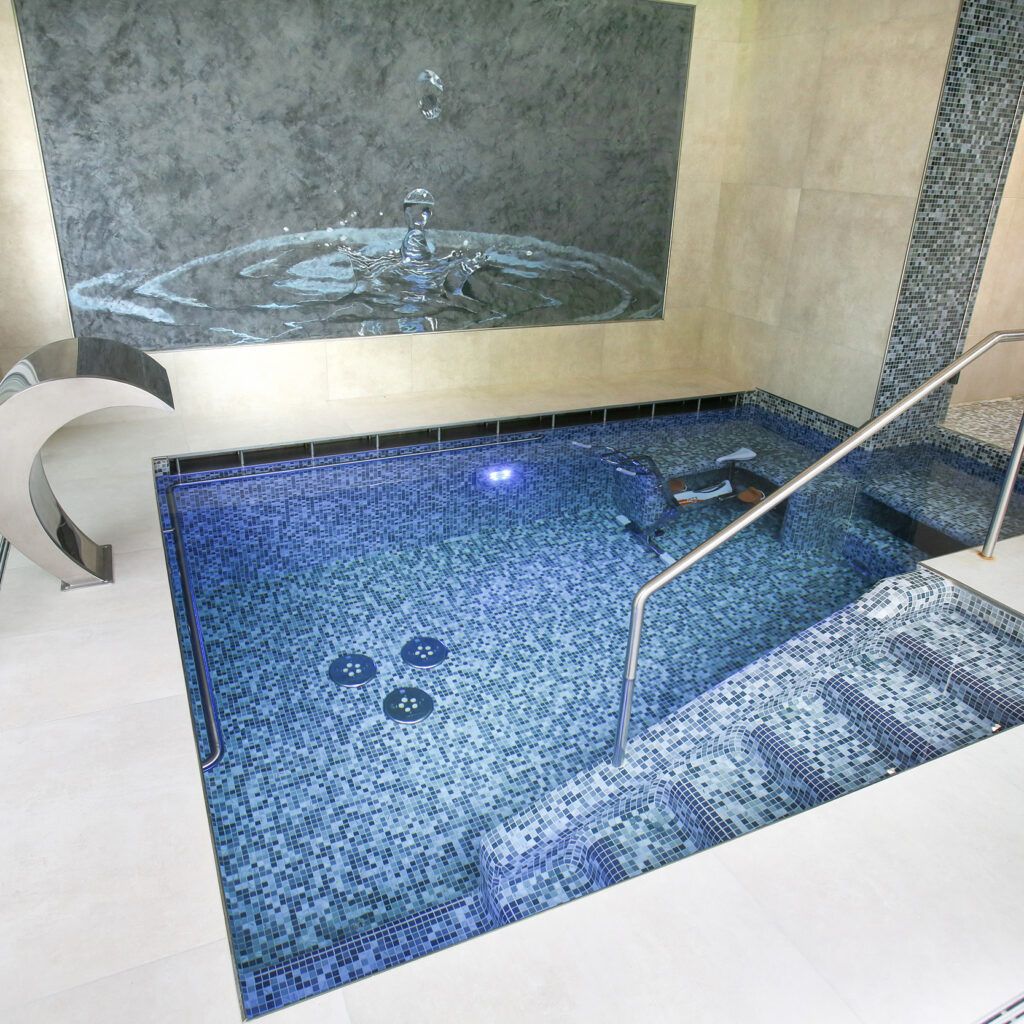 Mini-piscine intérieure carrelée avec aquabike