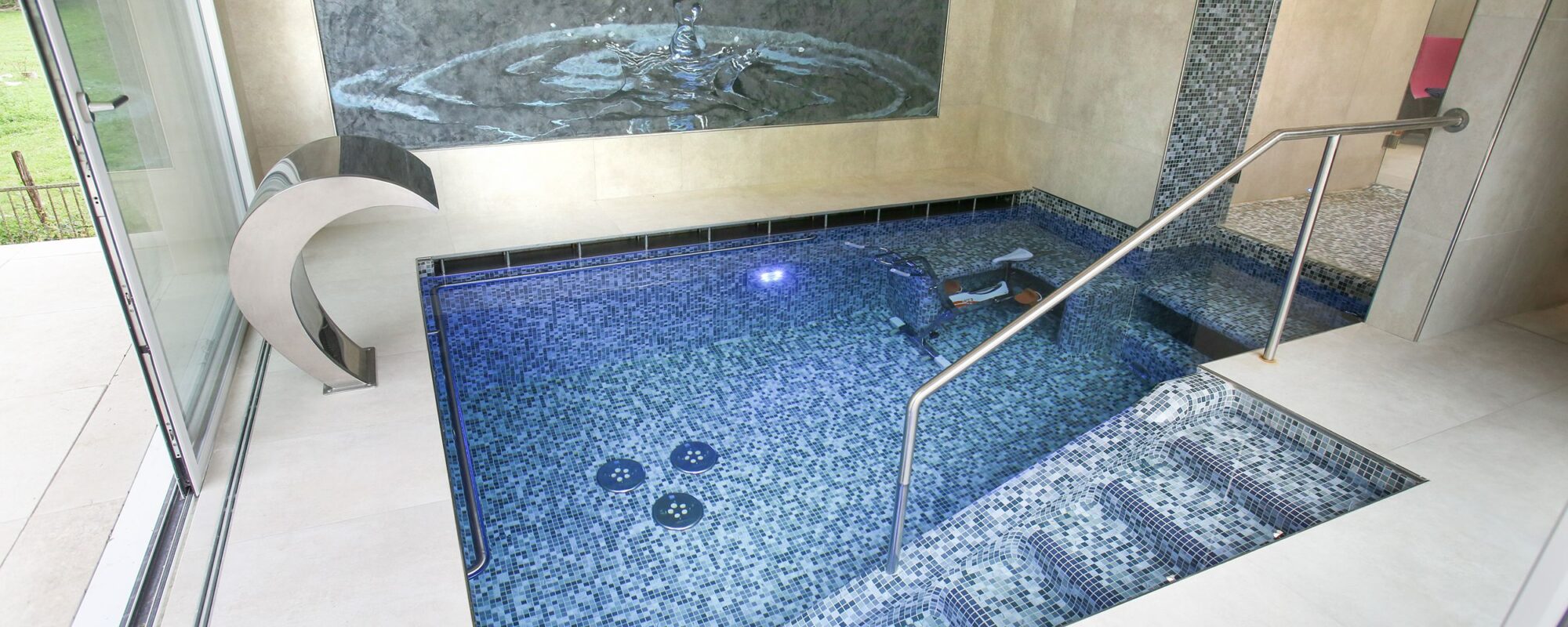 Mini-piscine intérieure carrelée avec aquabike