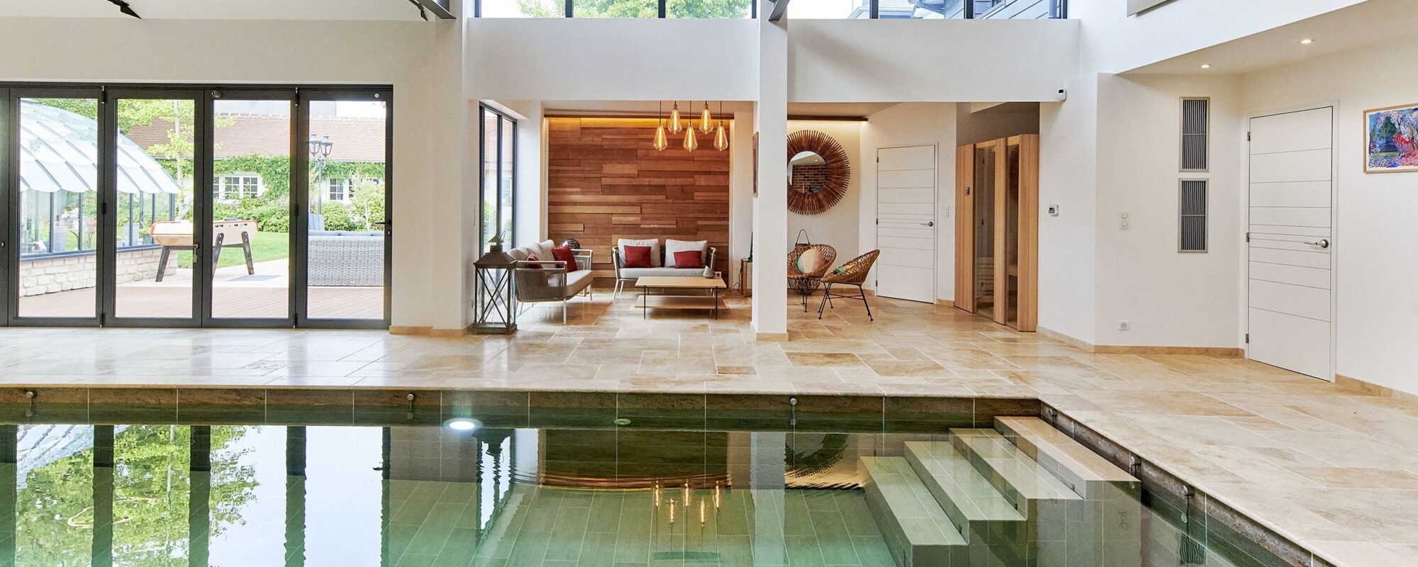 Piscine intérieure entièrement carrelée