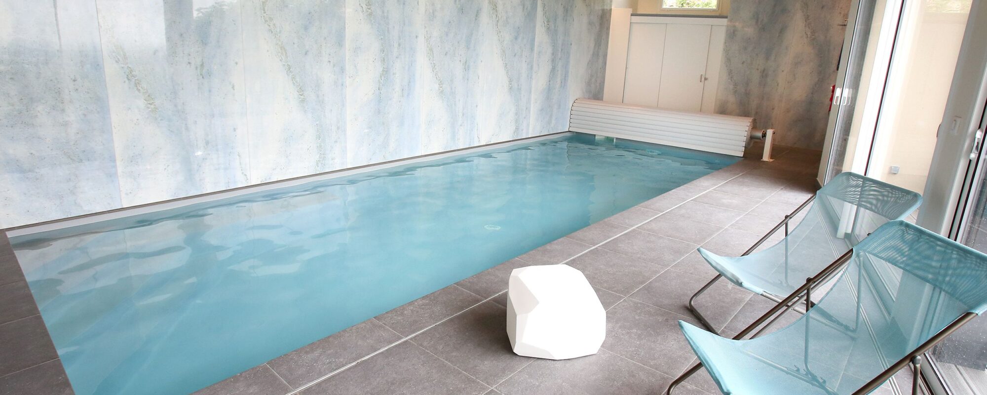 Piscine intérieure avec volet roulant