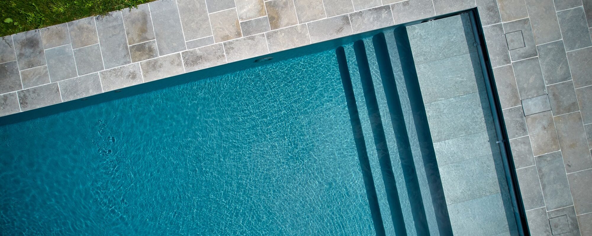 Piscine rectangle avec escalier pleine largeur