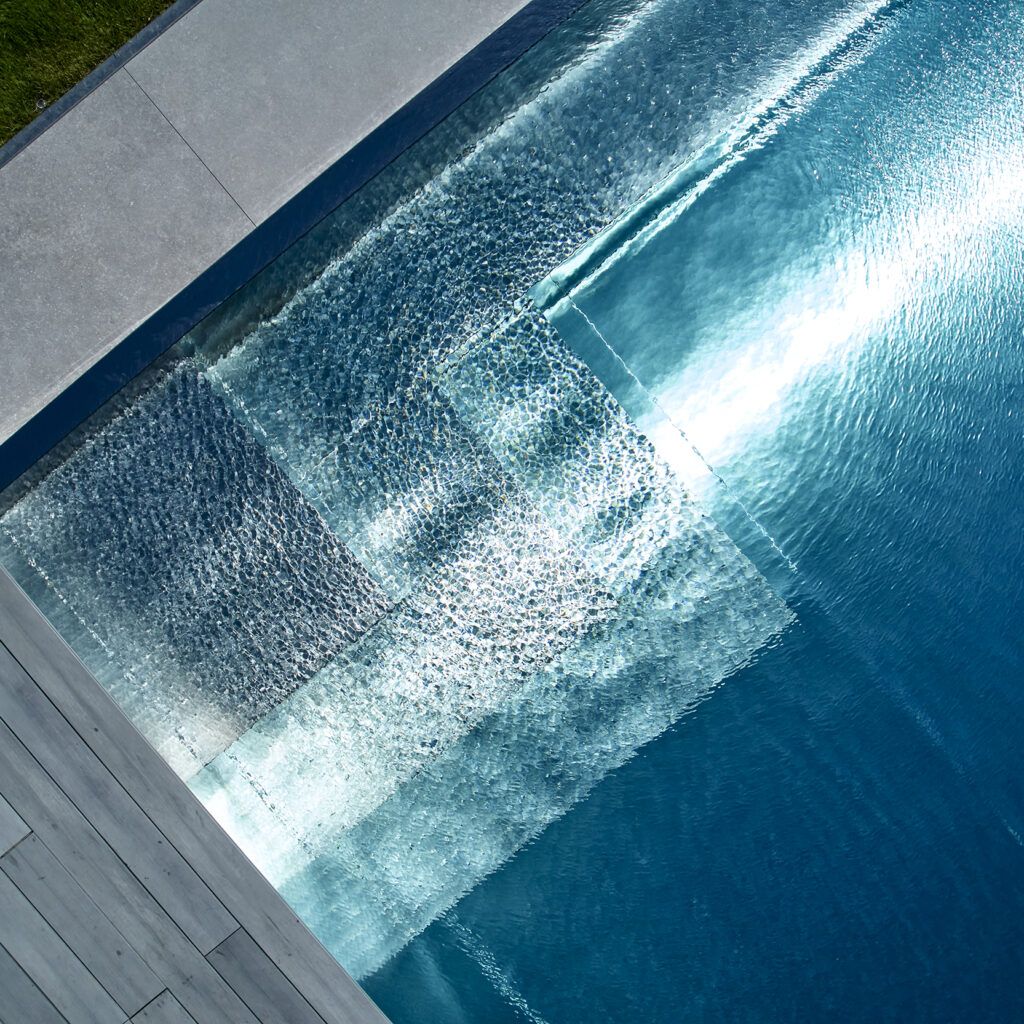 Piscine en inox avec escalier d'angle