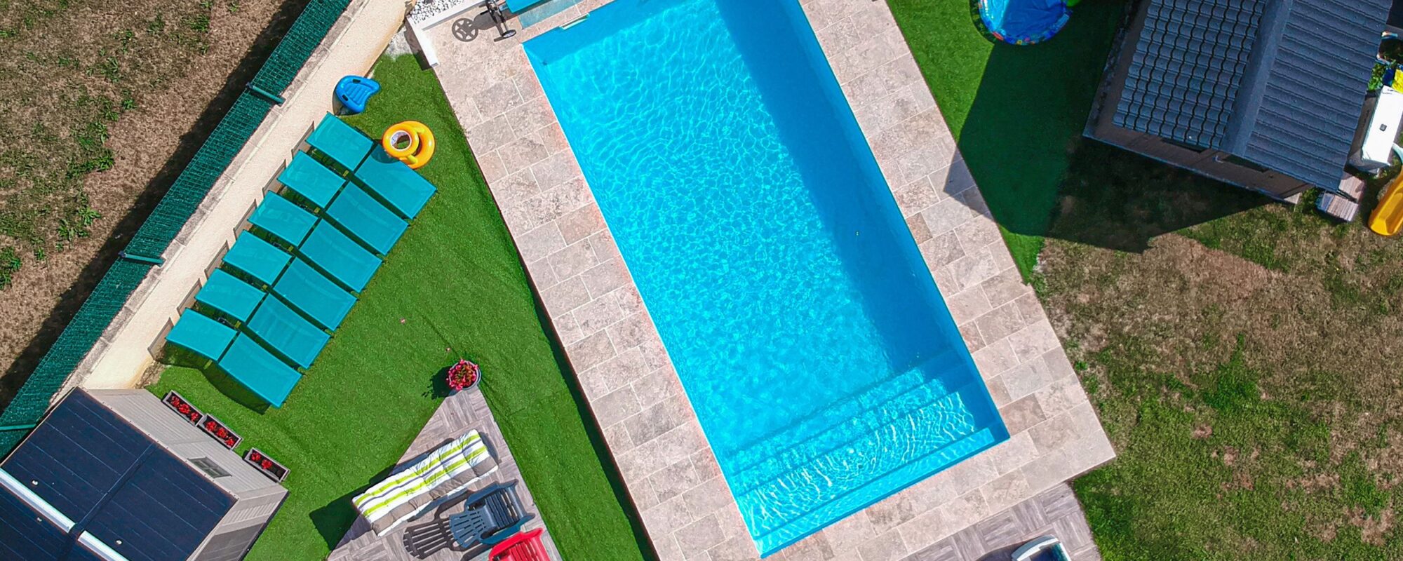 Piscine familiale avec revêtement bleu ciel