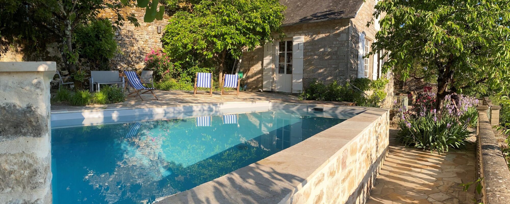 Piscine semi-enterrée en pierres naturelles