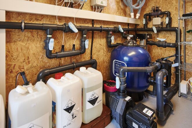 Piscine extérieure avec domotique et abri