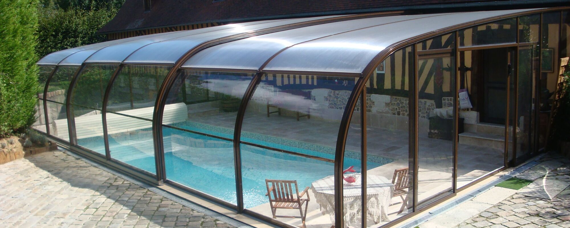 Abri de piscine adossé à une maison