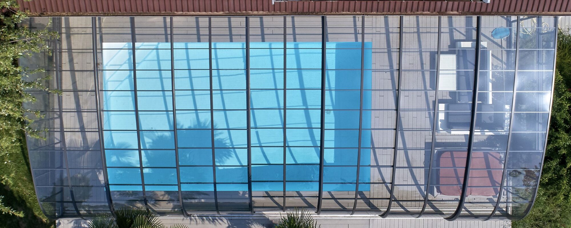 Abri de piscine adossé : pour un espace qui respire le confort