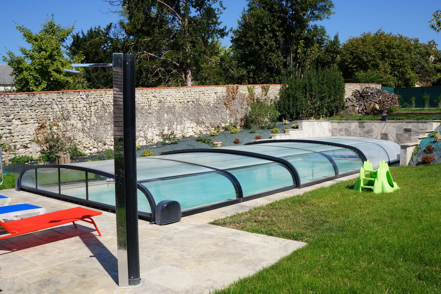 Abri bas pour sécuriser une piscine