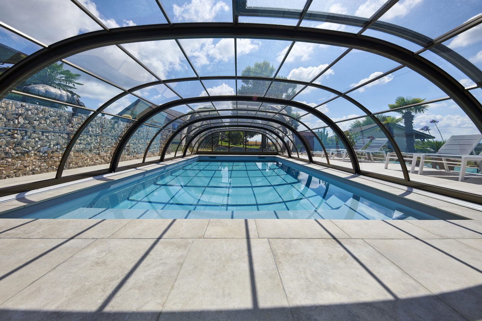 Abri mi-haut pour piscine enterrée