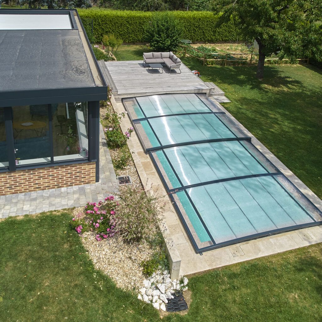 Piscine de 8.00 x 3.50 m avec abri concept Outdoor