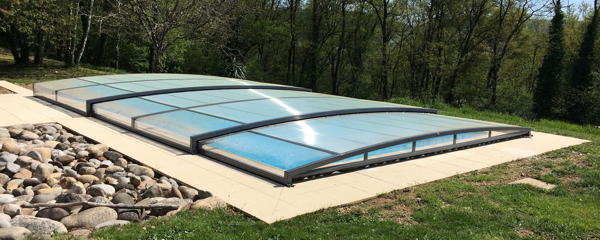 Abri plat pour sécuriser une piscine