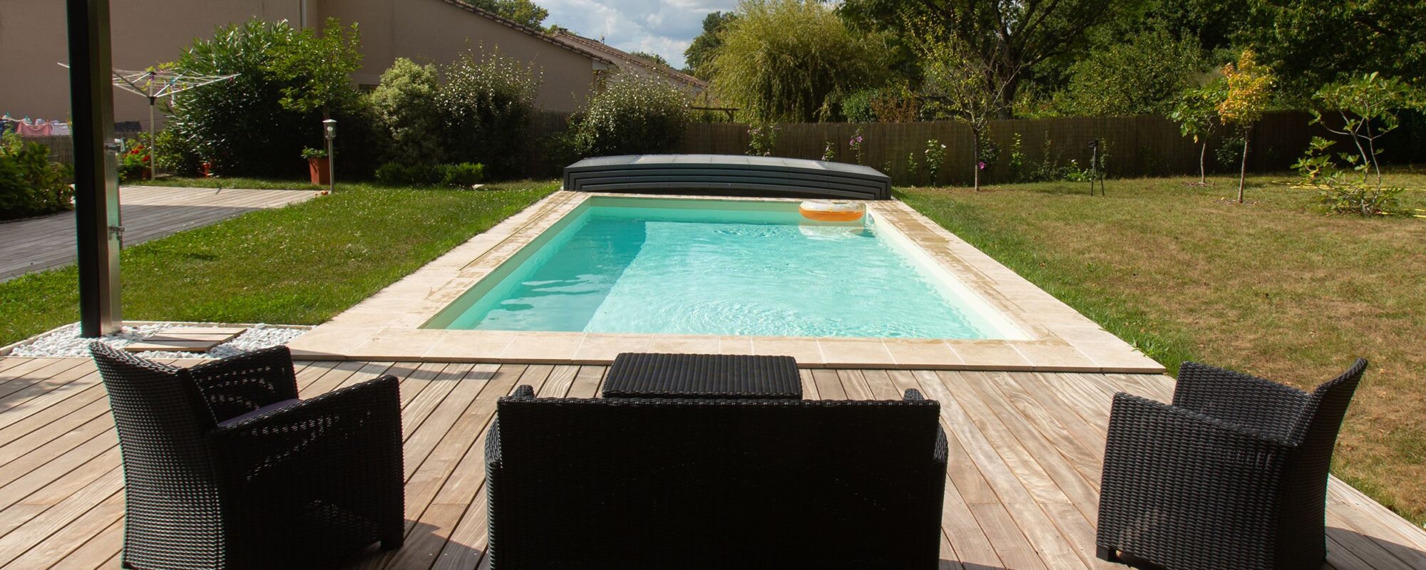 Piscine équipé d'un abri plat EAP