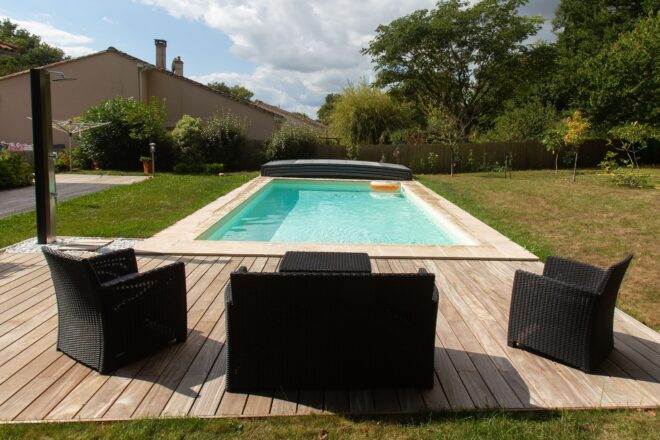 Piscine équipé d&rsquo;un abri plat EAP