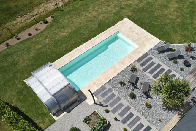 Piscine classique équipé d’un abri haut mural