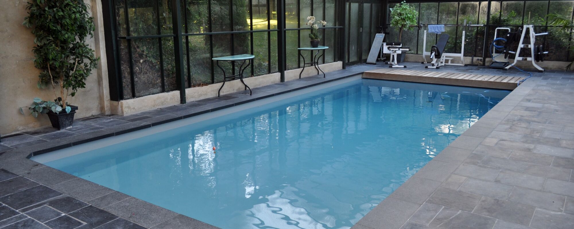 Pool staging d'une piscine à l'abandon