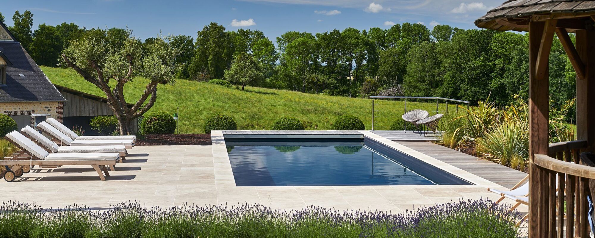 Aménagement extérieur avec piscine sans abri