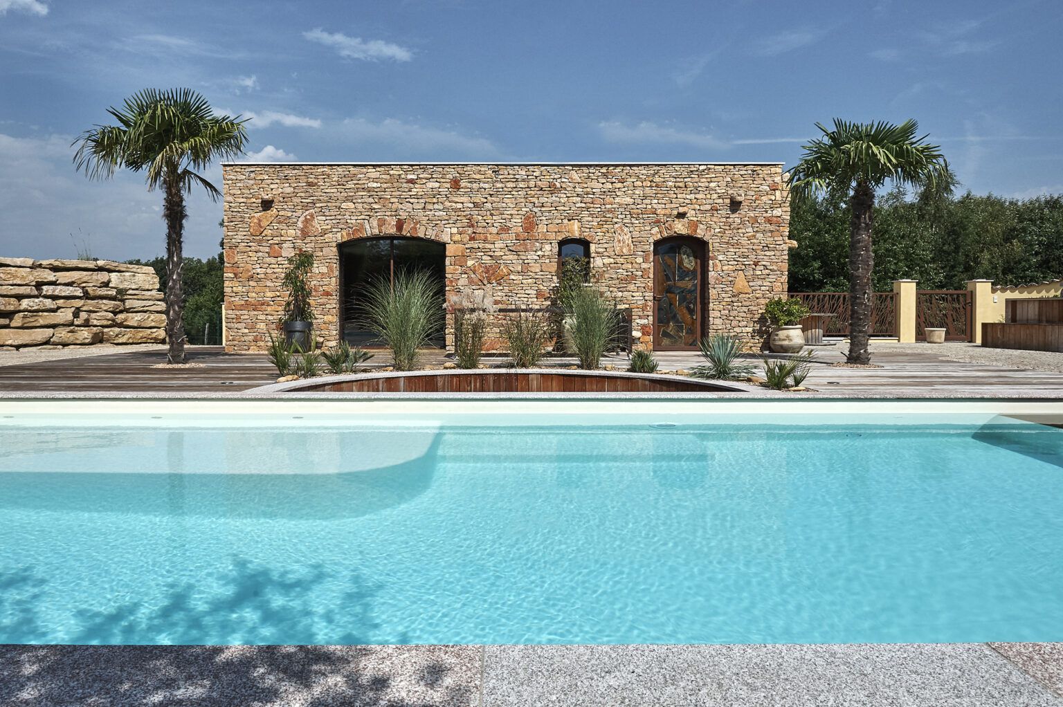 Grande piscine dans un espace extérieur minéral