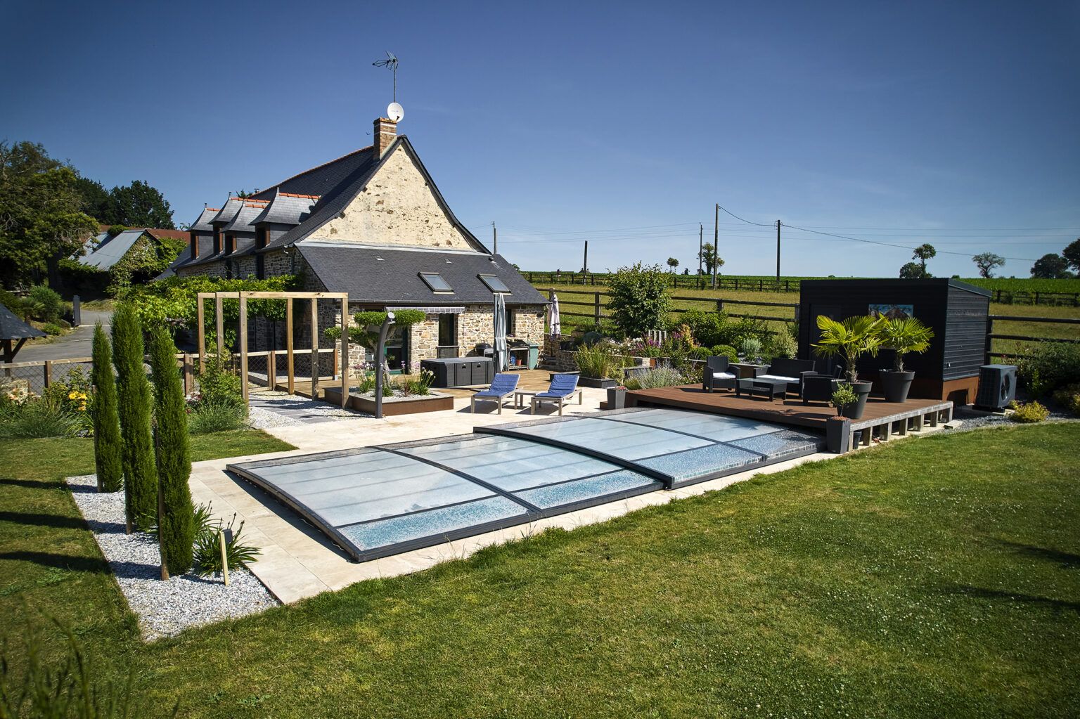 Piscine avec abri en pleine campagne