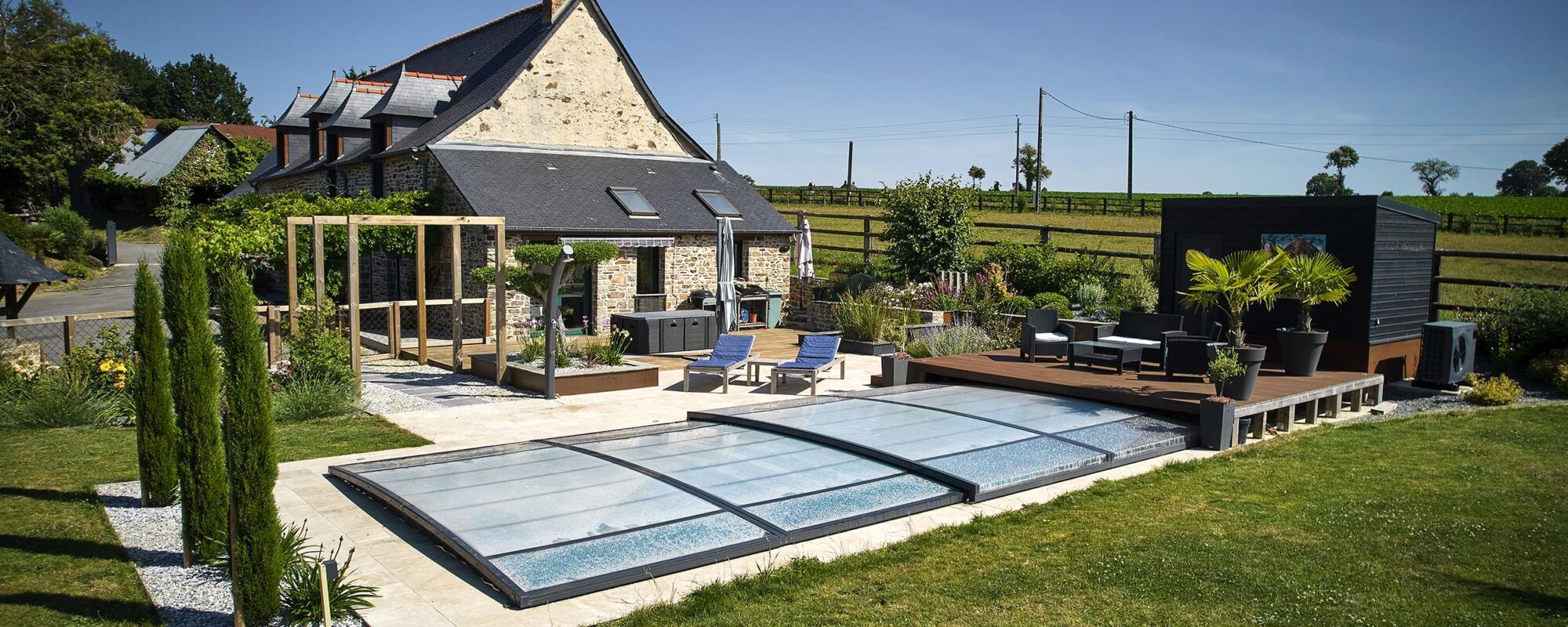 Piscine avec abri en pleine campagne