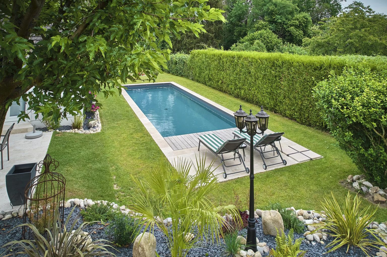 Piscine enterrée avec massif floral