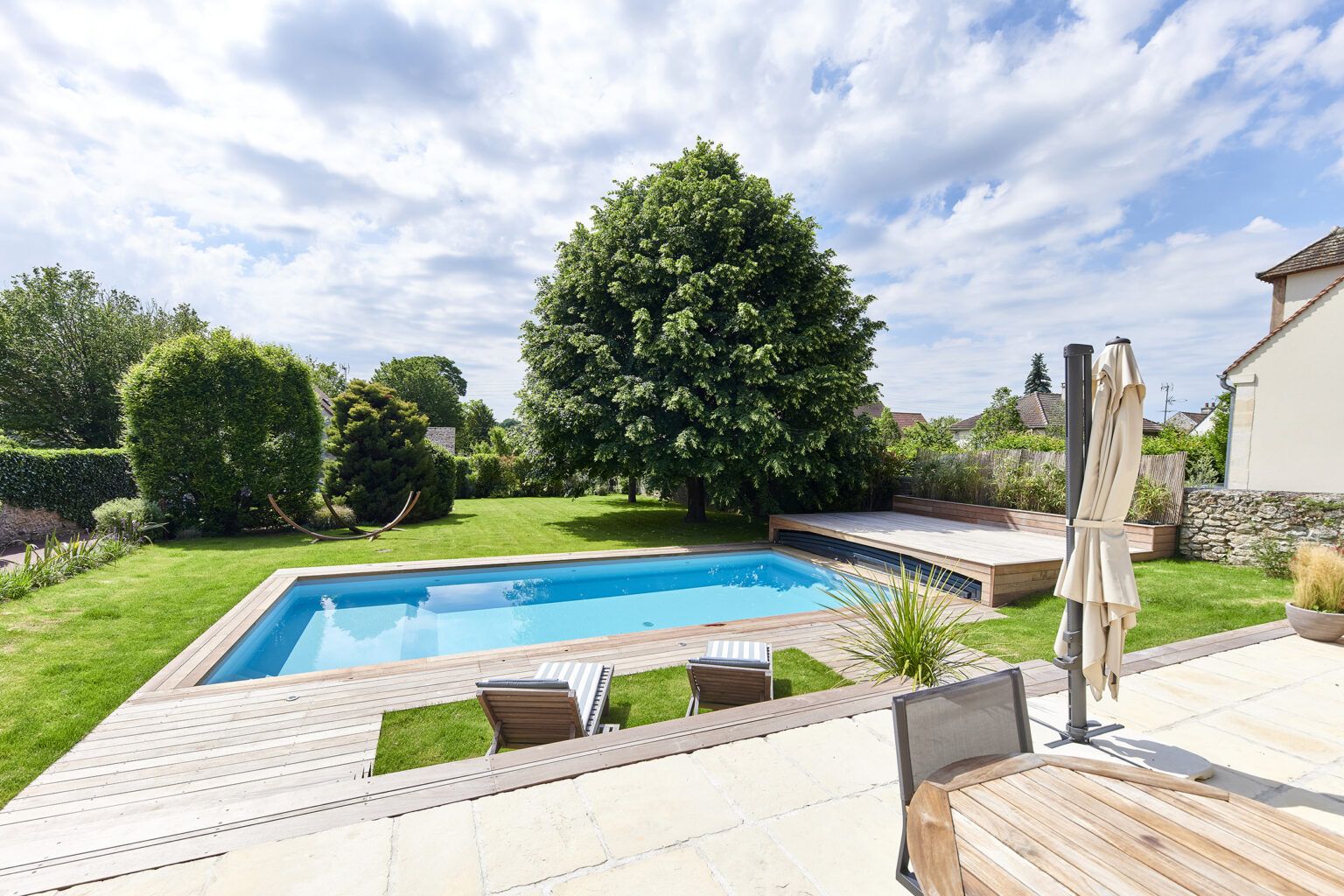 Piscine extérieure avec plage en bois