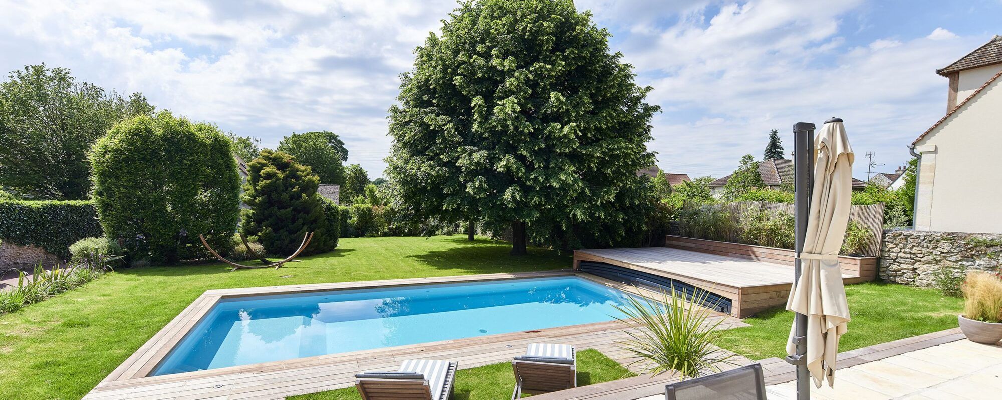Piscine extérieure avec plage en bois
